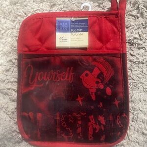 NWT Christmas Pot Mitt -“Have Yourself a Merry Little Christmas" Red Quilted pot